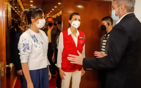 Celeste Amarilla critica ropa de la reina Letizia y desconoce que es un uniforme de cooperante