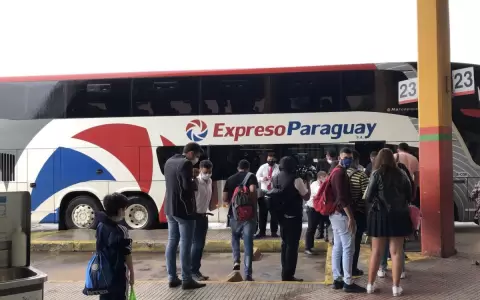 Tras un a�o y medio de restricciones, parte primer bus rumbo a la Argentina