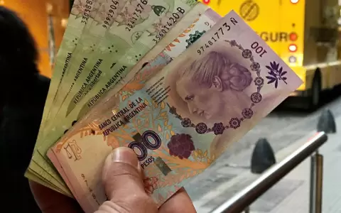 El apetito por d�lares en Argentina empuja las cotizaciones a nuevos r�cords
