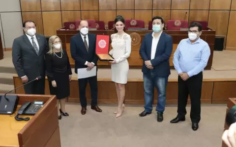 Condecoran como embajadora de la belleza nacional a Miss Universo Paraguay 2021