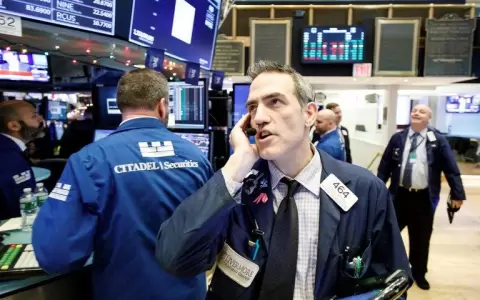 Mercados globales se desploman ante nuevo avance de COVID-19