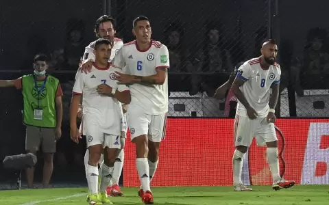 Paraguay firma uno de sus peores partidos y cae en casa ante Chile