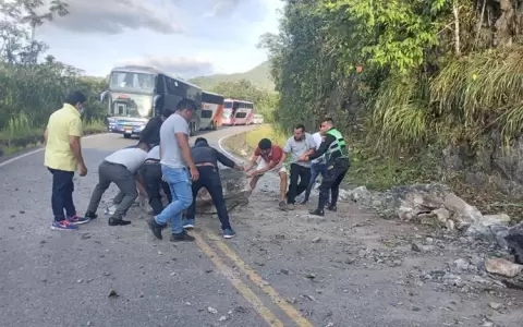 Al menos 2 heridos y 40 damnificados en Per� por terremoto de 7,5 grados