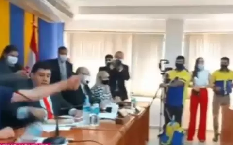 En incidentada sesi�n hijo de Gonz�lez Daher asume como concejal