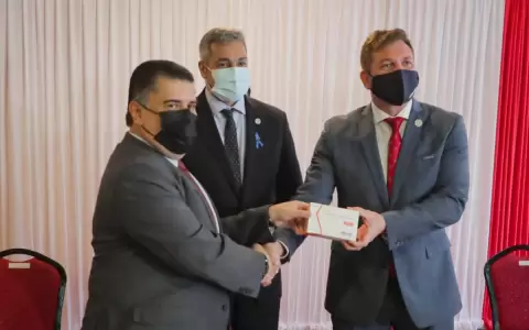 Abdo recibi� 30.000 vacunas donadas por la CONMEBOL