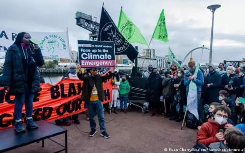 J�venes protestan en Glasgow para pedir acci�n y menos palabras