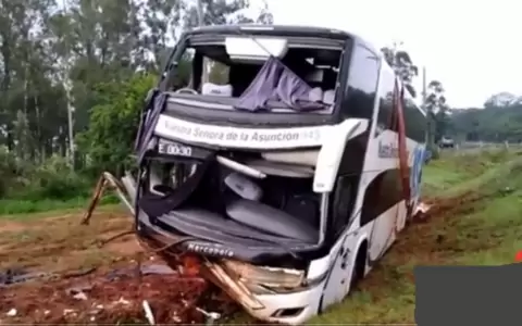 Vuelco de bus de larga distancia deja dos fallecidas