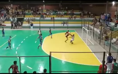 La brutal patada en el rostro que termin� solo con tarjeta amarilla