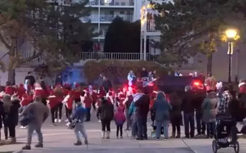 5 muertos y 40 heridos por una camioneta que embisti� un desfile navide�o en EE. UU.