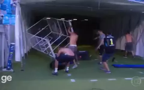 Hinchas de Gremio perdieron la paciencia y destrozaron cabina del VAR