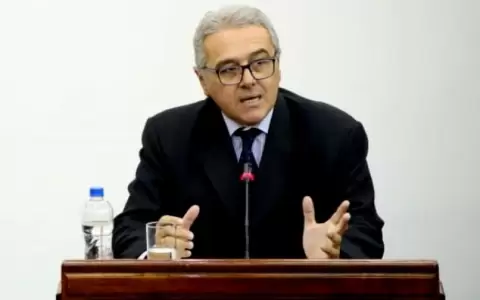 Abogado sostiene que es inconstitucional discriminar a vacunados de no vacunados