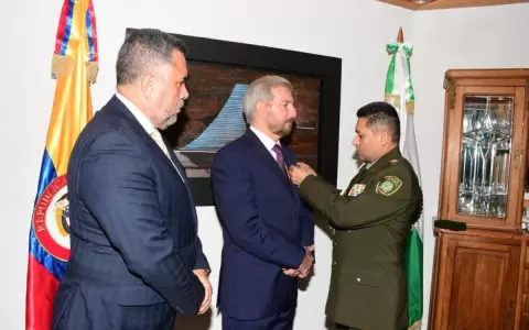 Carrizosa condecorado en Colombia