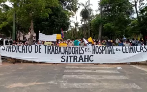 Sindicalistas de Cl�nicas se manifiestan frente al Congreso
