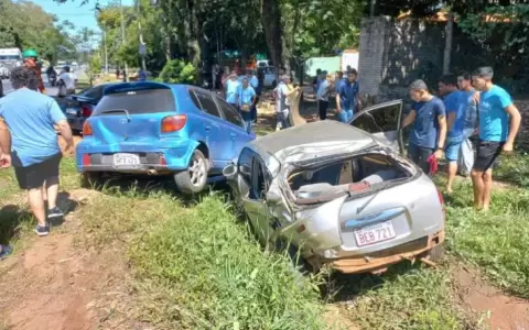 Terrible: Cami�n pierde el control y choca contra varios veh�culos