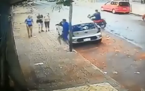 Delincuencia diaria: motochorros someten a estudiantes en concurrida calle