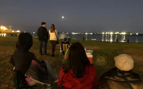 Centenares de personas observaron el eclipse lunar m�s largo del siglo