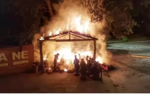 Incendian pesebre en v�spera de la Navidad