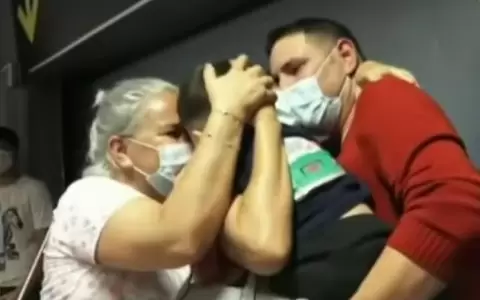 Reencuentro familiar: el aeropuerto, el lugar de las emociones