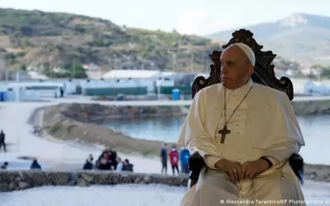 El papa pide en Lesbos evitar el "naufragio de la civilizaci�n"