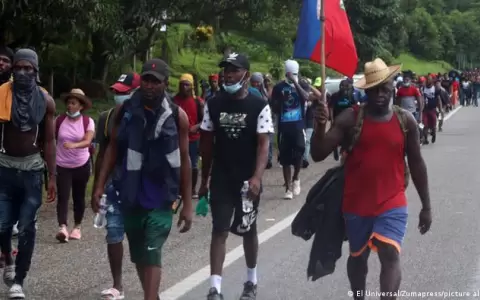 Tras choques con la Polic�a, caravana migrante llega a M�xico y exige salvoconducto