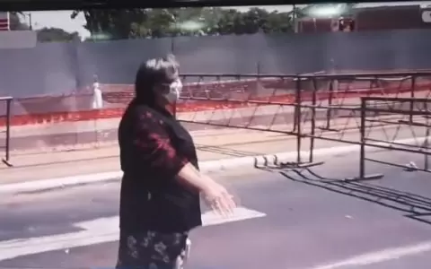 Grupo reducido de "antivacunas" se manifiesta frente a Mburuvicha R�ga