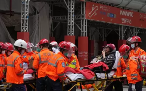 Hong Kong: evac�an a m�s de 1.200 personas atrapadas en incendio en un rascacielos