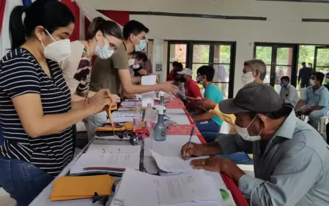 Pescadores de �eembuc� reciben, por primera vez, bonos de apoyo por veda