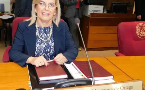 La senadora que iba a la escuela con uniforme hecho de bolsas de az�car