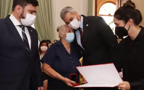 Entregan medallas al m�rito a Maestros Artesanos