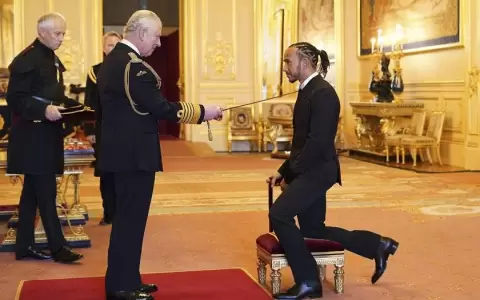 Pr�ncipe Carlos inviste a Hamilton como Caballero de la Corona