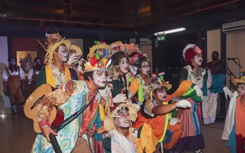 Mala Yunta Py: murga teatro en el pesebre de libros