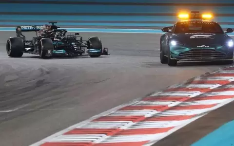 Mercedes retira apelaci�n y deja un sugerente mensaje a Verstappen