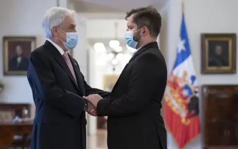 Boric prioriza definir su equipo a hacer un viaje con Pi�era