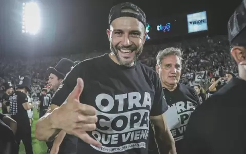 Antol�n Alcaraz renueva contrato y condona tres meses de su salario