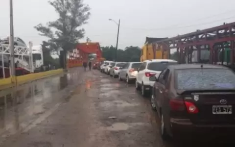 Filas de autos aguardan decreto oficial para inicio del paso vehicular con Argentina