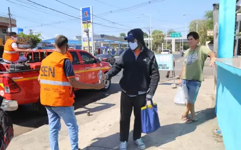 Asisten con agua potable a transe�ntes de Asunci�n