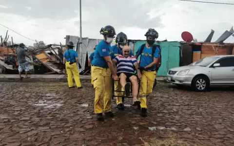 Derrumbe de viviendas por temporal deja varios heridos en Asunci�n