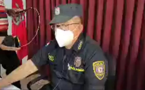 De d�a polic�a, de noche �ladr�n?