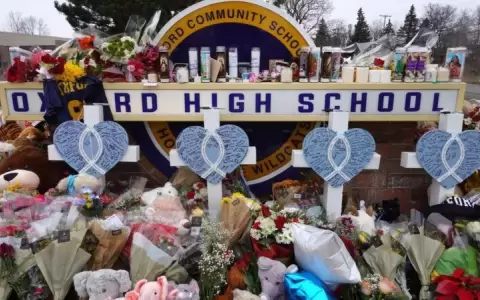 Tiroteo en Michigan: arrestan a padres de estudiante sospechoso de matar a 4 adolescentes