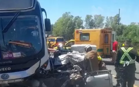 Ypan�: terrible choque entre colectivo y un autom�vil