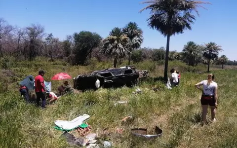 Polic�a y su hijo de 3 a�os mueren tras aparatoso vuelco en ruta