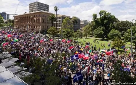 Miles de personas protestan en Melbourne por leyes contra el COVID-19