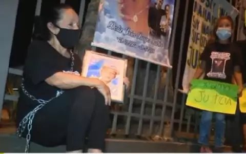Madre de joven asesinado se encaden� frente al Poder Judicial