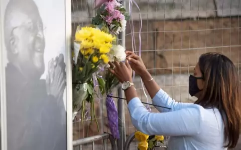 Los sudafricanos se despiden de Desmond Tutu en Ciudad del Cabo