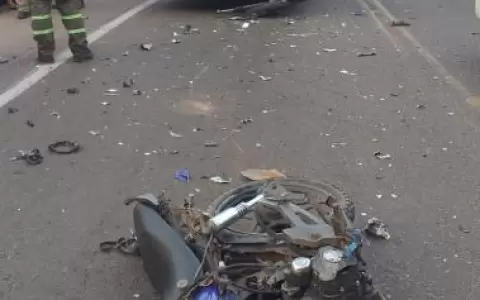 Motociclista sin casco muere tras embestir de frente a un bus en Villa Elisa