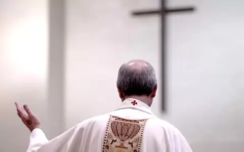 Obispo italiano proh�be a curas no vacunados dar la comuni�n