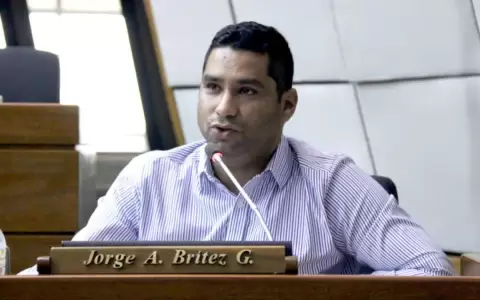 Presentan proyecto para evitar que se expulse a extranjeros no vacunados