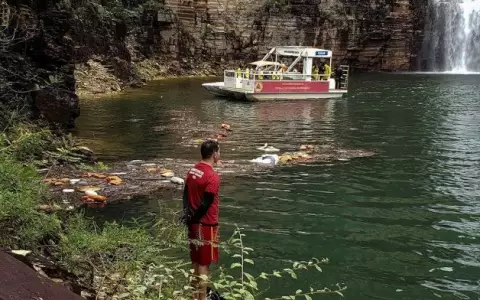 Suben a ocho los muertos por la ca�da de una pared rocosa sobre lanchas en Brasil