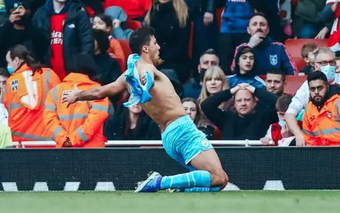 City remonta sobre el final a Arsenal en un pol�mico partido