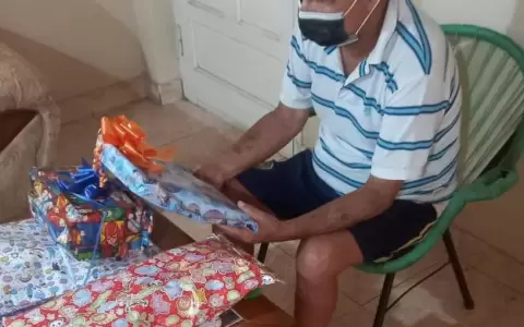 Perdi� su trabajo, pero no la ilusi�n de repartir juguetes en medio de la adversidad